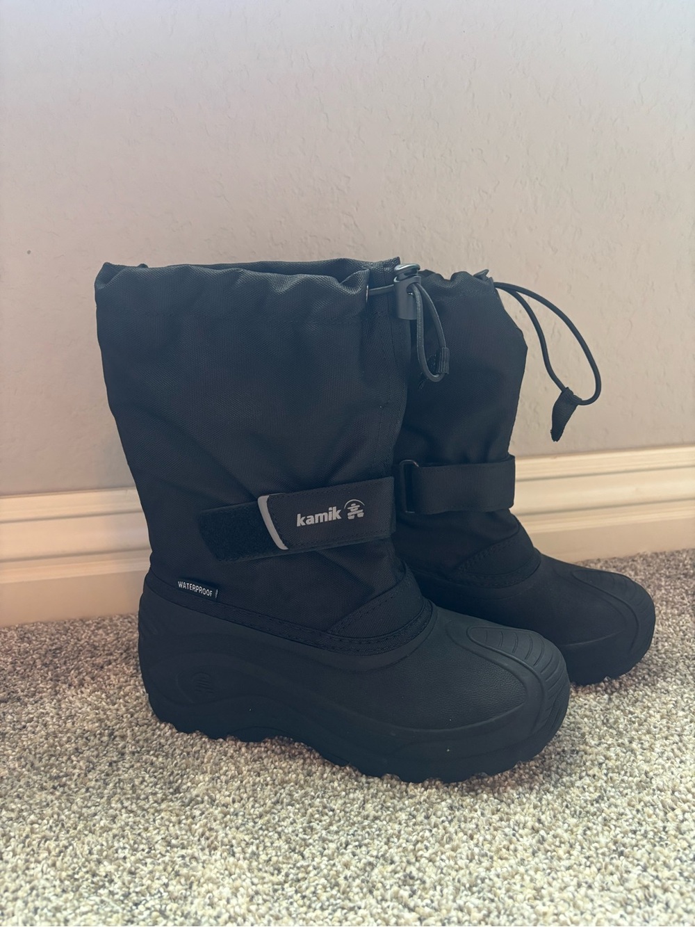 Kamik Black Insulated Snow Boots with Drawcord and Strap